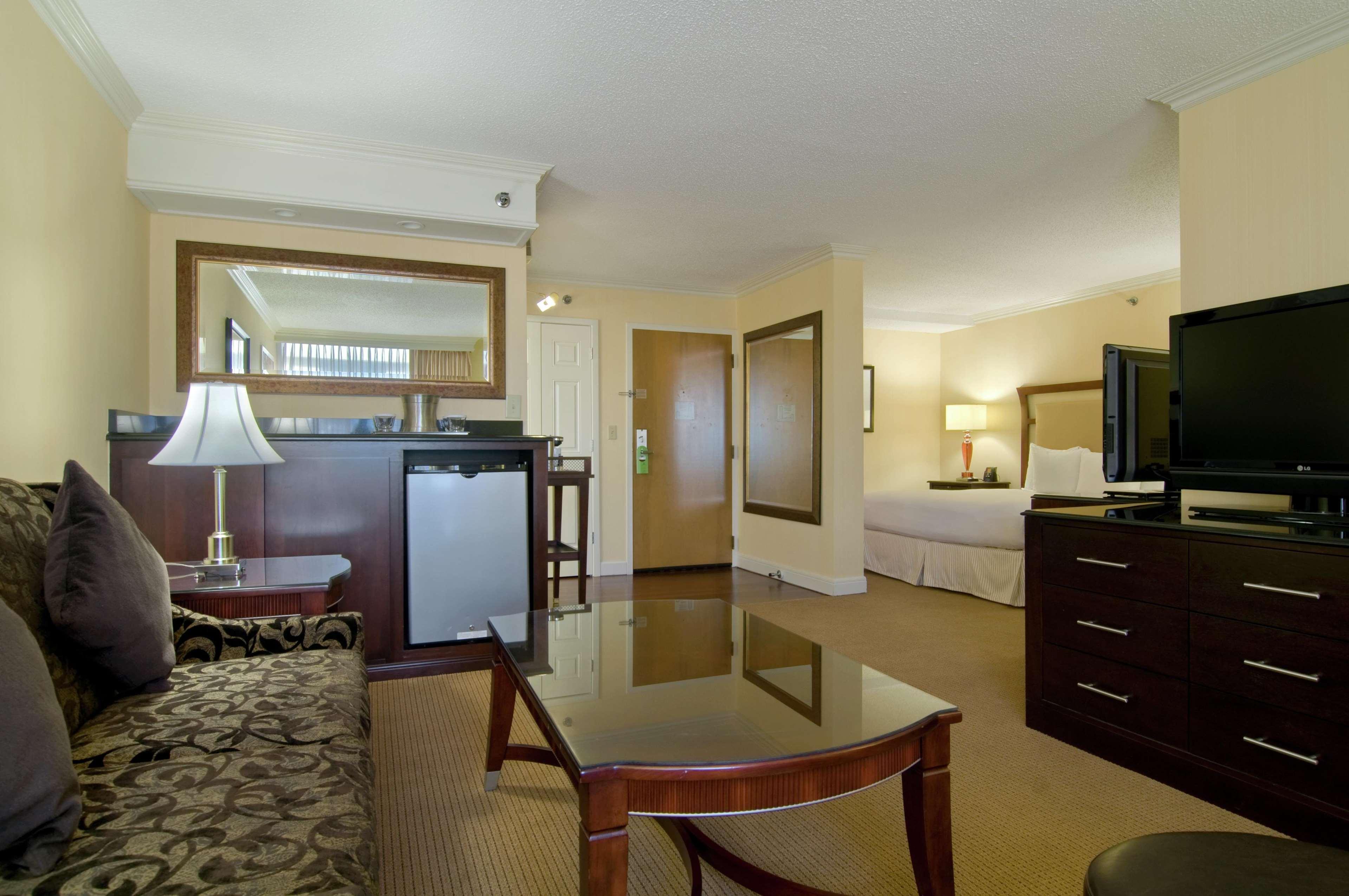 Hilton Raleigh North Hills Hotel Exterior foto