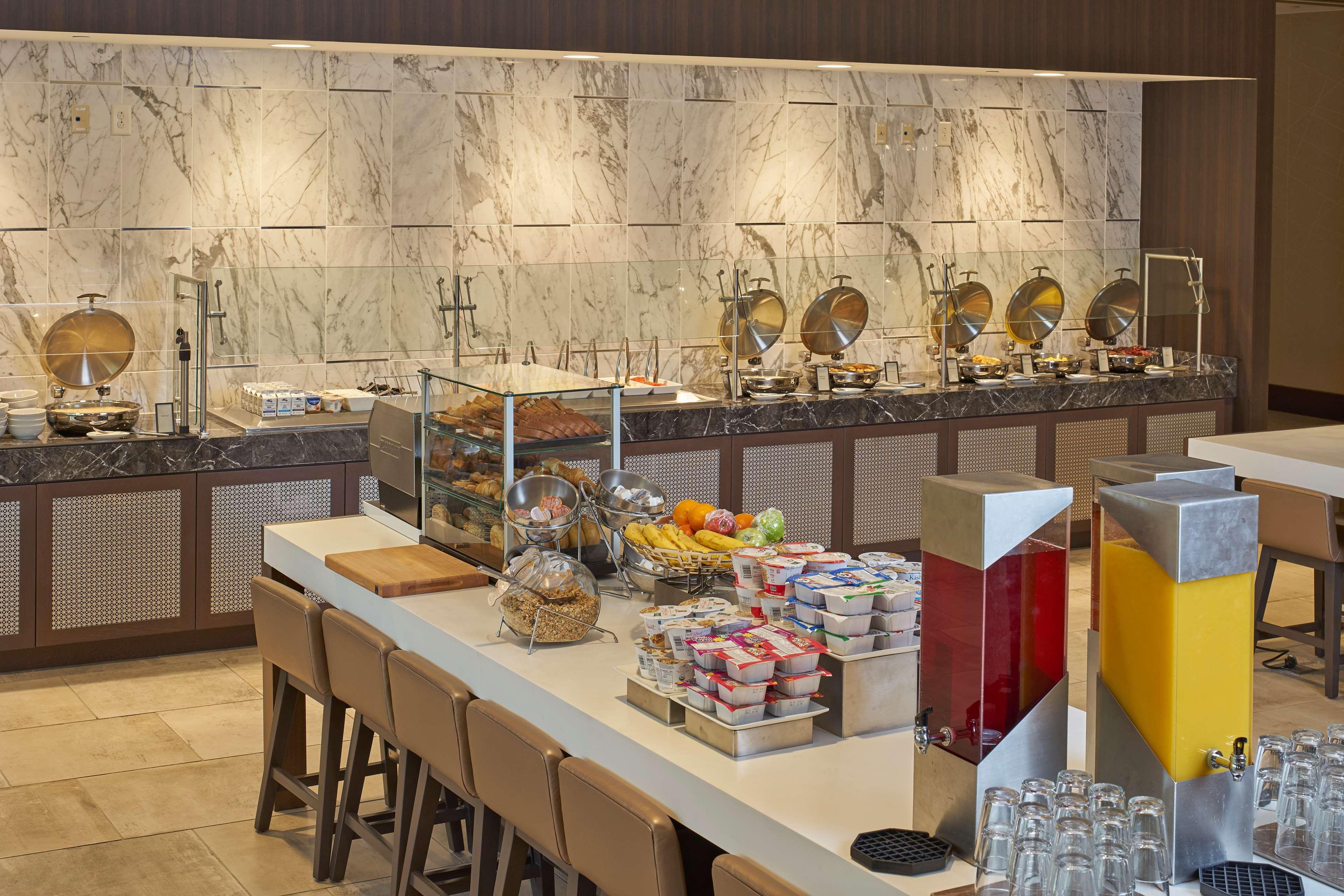 Hilton Raleigh North Hills Hotel Restaurante foto